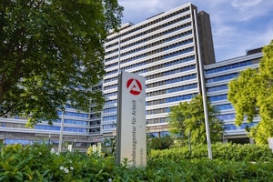 Nach der Ablehnung der Kurzarbeit durch die Agentur für Arbeit muss der Arbeitgeber den vollen Lohn zahlen.