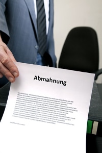 Eine Abmahnung wegen Arbeitszeitbetrug droht auch bei einmaligem Verstoß. 