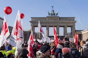 Eine Abmahnung, wenn Sie wegen einem Streik nicht zur Arbeit kommen ist unzulässig, solange dieser rechtmäßig ist.