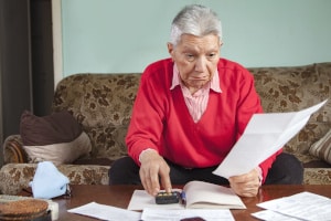 Eine abschlagsfreie Rente erhalten Sie, wenn Sie das reguläre Renteneintrittsalter abwarten.