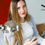 Das Abwerben am Arbeitsplatz via Handy ist unter Umständen verboten.