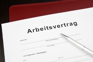 Zu den Allgemeinen Geschäftsbedingungen (AGB) gehört die Vertragsstrafe im Arbeitsvertrag. 