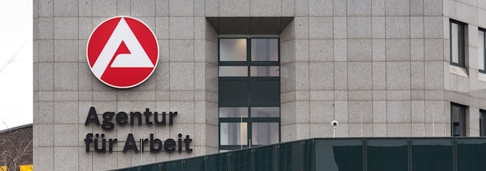 Woher bekomme ich eine Arbeitsbescheinigung für das Arbeitsamt?