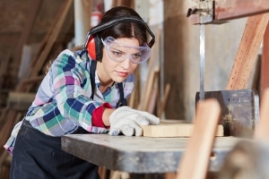 Nicht nur die Arbeitshose von einem Tischler sollte effektiven Schutz gegen Schnittverletzungen bieten.