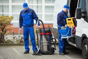 Arbeitshosen können mit Leuchtstreifen ausgestattet sein. Das ist jedoch nicht immer der Fall.