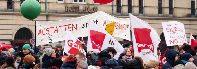 Der Arbeitskampf ist der Zusammenschluss von Arbeitnehmern, um die Arbeitsbedingungen, Rechte am Arbeitsplatz oder Löhne zu verbessern. 