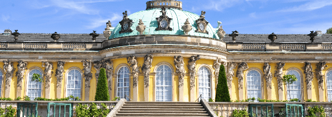 Arbeitsrecht: Einen Anwalt sollten sich Potsdam-Besucher auf Grund des Anreiseweges lieber an Ihrem Wohnort suchen.