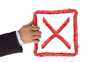 Vorsicht! Im Arbeitsrecht kann das Günstigkeitsprinzip durch Vereinbarungen im Arbeitsvertrag ausgeschlossen werden.