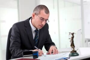 Ein Rechtsanwalt für Arbeitsrecht in Lindau kann sich Ihren neuen Arbeitsvertrag prüfen.
