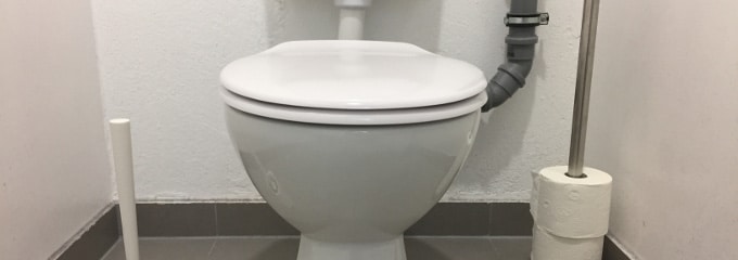 Wer sich auf dem stillen Örtchen verletzt, kann in der Regel keinen Arbeitsunfall auf der Toilette geltend machen.