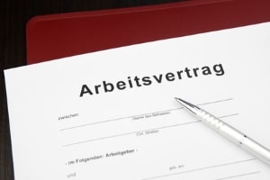 Im Arbeitsvertrag werden in der Regel die Kündigungsfristen für Arbeitgeber vereinbart.