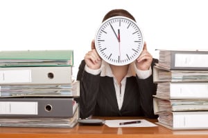 Ihr Chef verstößt gegen die Vorschriften zur Arbeitszeit? Den Verstoß melden Sie bei der Aufsichtsbehörde. 