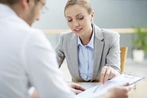 Sie können den Arbeitgeber unter anderem bitten, beim Arbeitszeugnis die Formulierung zu verbessern.