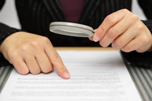 Bevor Sie von Ihrem Arbeitszeugnis eine Verbesserung verlangen, müssen Sie das Dokument sorgfältig prüfen.