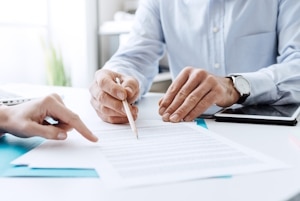 Aufhebungsvertrag in der Probezeit: Die Sperrzeit vom Arbeitsamt kann bis zu 12 Wochen betragen.