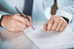 Ein Auflösungsvertrag durch den Arbeitnehmer oder den Arbeitgeber hat schriftlich zu erfolgen.