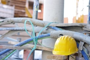Der "rauere Umgangston" auf einer Baustelle kann ein milderes Urteil begründen -- laut Arbeitsgericht.