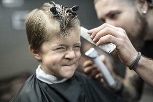 Verhütung von arbeitsbedingten Gesundheitsgefahren durch die Berufsgenossenschaft: Auch beim Friseur ist der Arbeitsschutz wichtig.