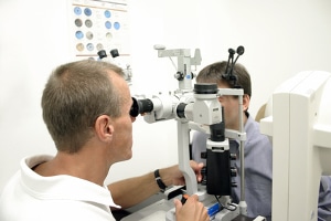Laut BildscharbV muss der Arbeitgeber seinen Mitarbeitern regelmäßig Untersuchungen der Augen anbieten. 