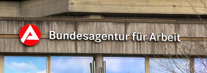 Bildungsgutschein beantragen: Online ist das nicht möglich. Sie müssen bei der Arbeitsagentur vorstellig werden.