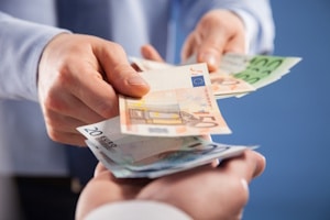Häufig ist eine Bonuszahlung an die individuelle Leistung des Arbeitnehmers geknüpft.