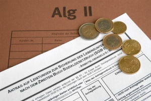 Wer Bürgergeld bezieht und Schwarzarbeit betreibt, begeht Leistungsbetrug.