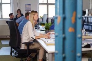 Desk Sharing Konzepte sehen vor, dass die Mitarbeiter keinen festen Arbeitsplatz haben.