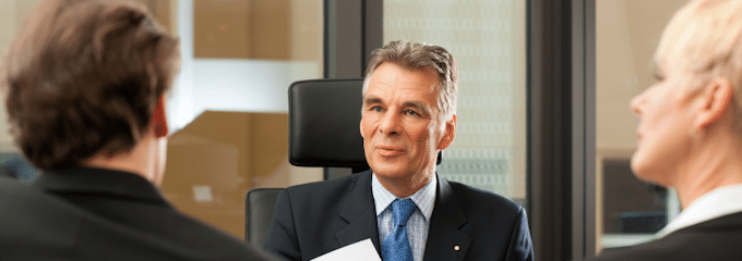 Das Weisungs- und Direktionsrecht befugt Ihren Arbeitgeber Ihnen Vorgaben hinsichtlich Ort, Zeit und Aufgaben zu machen.