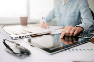 Effizienter arbeiten: Im Büro oder Homeoffice können Ablenkungen Ihre Effizienz immens beeinträchtigen.