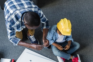 Sie möchten Elternzeit als Vater für 2 Monate nehmen? Den Antrag stellen Sie beim Arbeitgeber.