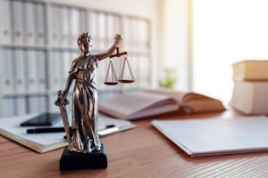 Entfernung einer Abmahnung aus der Personalakte: Anspruchsgrundlage ist u. A. das allgemeine Persönlichkeitsrecht.
