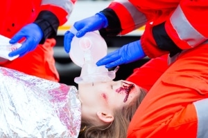 Im Erste-Hilfe-Kurs lernen die angehenden Ersthelfer, wie sie Verletzte versorgen.