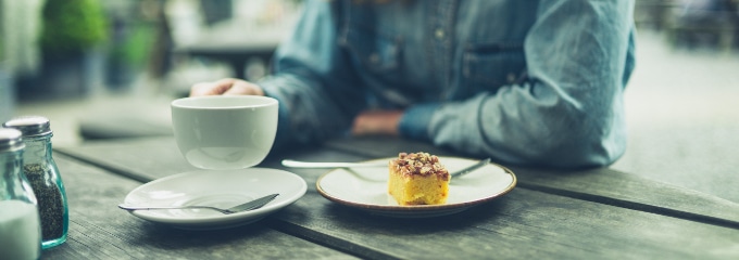 Arbeiten, während andere frei haben und sich Kaffee und Kuchen schmecken lassen: Wie ist die Feiertagsarbeit gesetzlich geregelt?