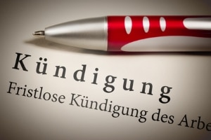 Kündigung mit Auslauffrist: Jede fristlose Kündigung ist außerordentlich, doch nicht jede außerordentliche Kündigung ist auch fristlos.