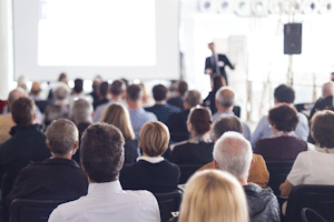 Führungskompetenz entwickeln Sie in der Praxis, durch Seminare und Workshops und Selbstreflexion. 