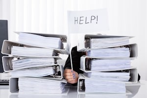 Anders als bei einer Gefährdungsanzeige können Arbeitnehmer durch eine Überlastungsanzeige auf individuelle Überlastung aufmerksam machen.