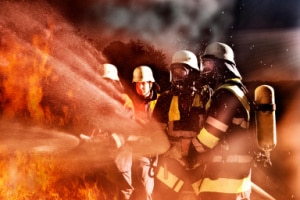 Die Gefährdungsbeurteilung bei der Feuerwehr kann z. B. andere Gründe haben als in einem Büro oder Chemielabor.