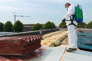 Gefahrstoffverordnung: Schutzkleidung, Mundschutz und Handschuhe sollen den direkten Kontakt verhindern.