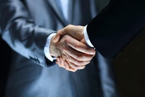 Bei der Güteverhandlung ist der Ablauf am Arbeitsgericht darauf ausgerichtet, einen Kompromiss zu erzielen.