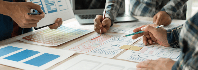 Zu den Hard Skills gehört das Projektmanagement, Führungskompetenz und Erfahrungen mit Datenbanken.