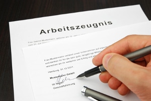 Der betroffene Ingenieur wollte ein erschlichenes "sehr gutes" Zeugnis, weil er nicht vor Gericht gegen ein schlechteres Zeugnis klagen wollte.