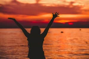 Für Arbeitnehmer, deren Urlaub bereits gewährt wurde, ist eine Urlaubssperre nicht zulässig.