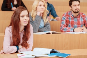 Jugendliche sind nach §§ 9 und 10 JArbSchG für die Berufsschule und für Prüfungen freizustellen.