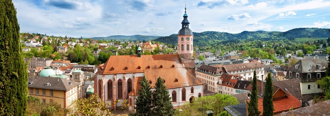 Eigentlich gilt bei religiösen Trägern das kirchliche Arbeitsrecht. Inzwischen gibt es jedoch Tarifverträge wie den BAT-KF.