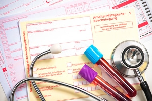 Die Krankmeldung beim Arbeitgeber sollte sowohl Anzeige- als auch Nachweispflicht erfüllen.