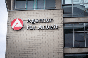 Eine Kündigung bei einem Führerscheinentzug sorgt dafür, dass Sie für eine gewisse Sperrzeit kein Arbeitslosengeld bekommen können.