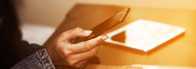 Hetze und Beleidigungen können eine Kündigung wegen einer WhatsApp-Gruppe rechtfertigen.