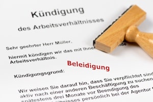 Eine Kündigung wegen WhatsApp zur Nutzung von abfälligen Bemerkungen ist nicht immer ein ausreichender Grund.
