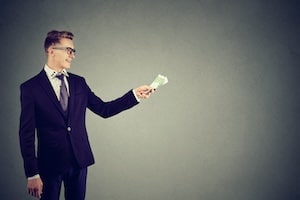 Wann Sie während der Kündigungsschutzklage Gehalt bekommen, hängt von der Phase Ihres Prozesses ab.
