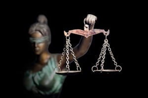 Das Kündigungsschutzgesetz: schreibt eine Wartezeit von sechs Monaten vor.